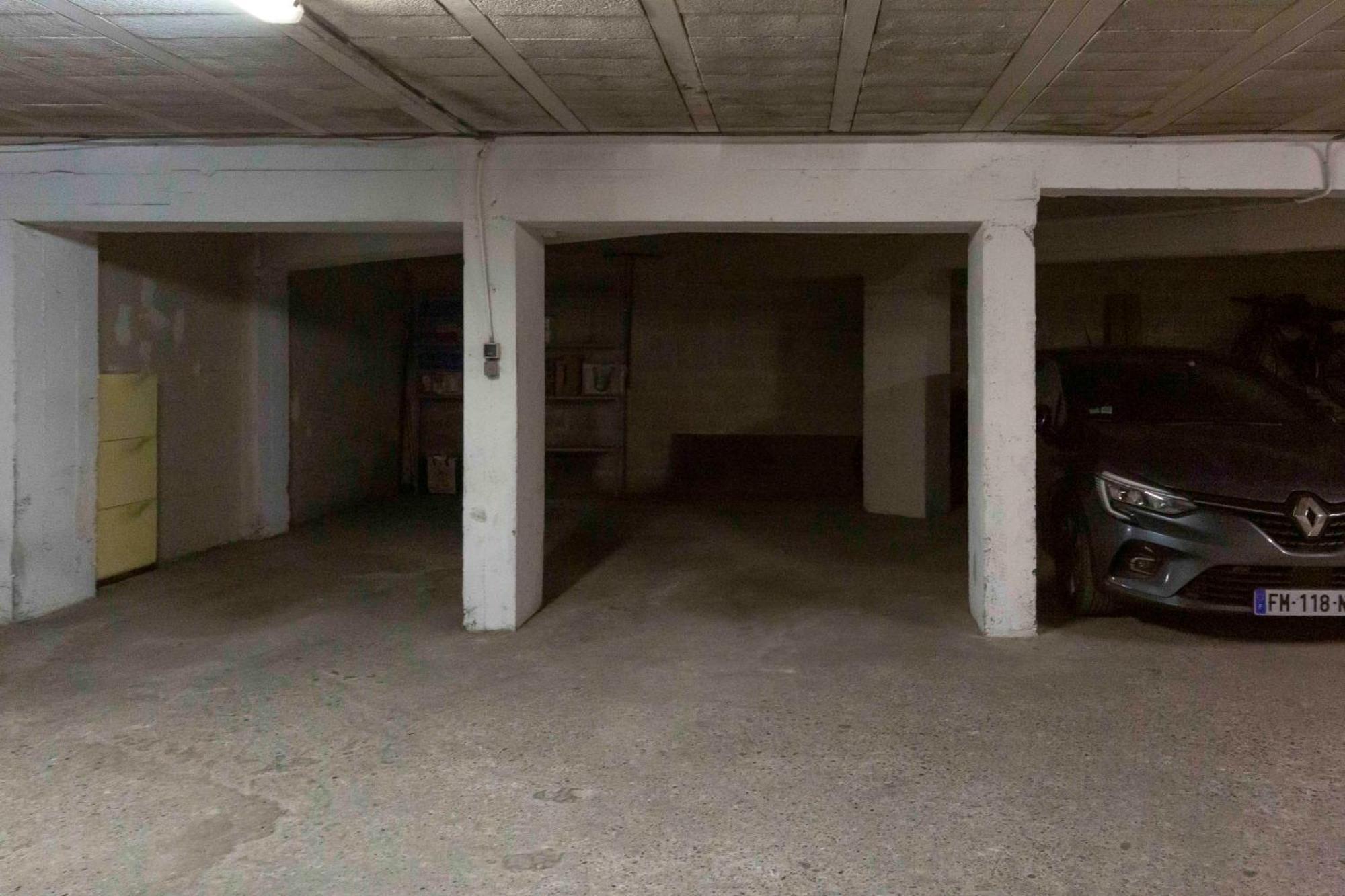 Center Of Spacious 2 Bedroom Flat With Terrace And Air Conditioning Appartement