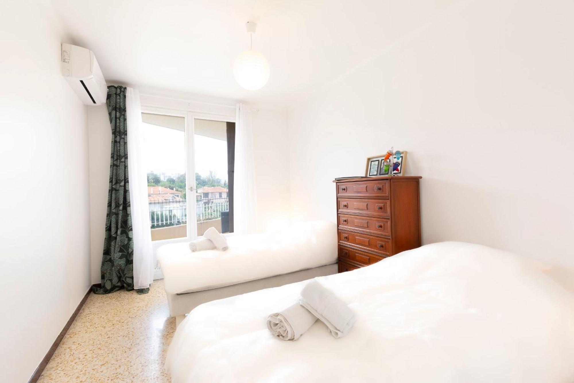 Center Of Spacious 2 Bedroom Flat With Terrace And Air Conditioning Appartement