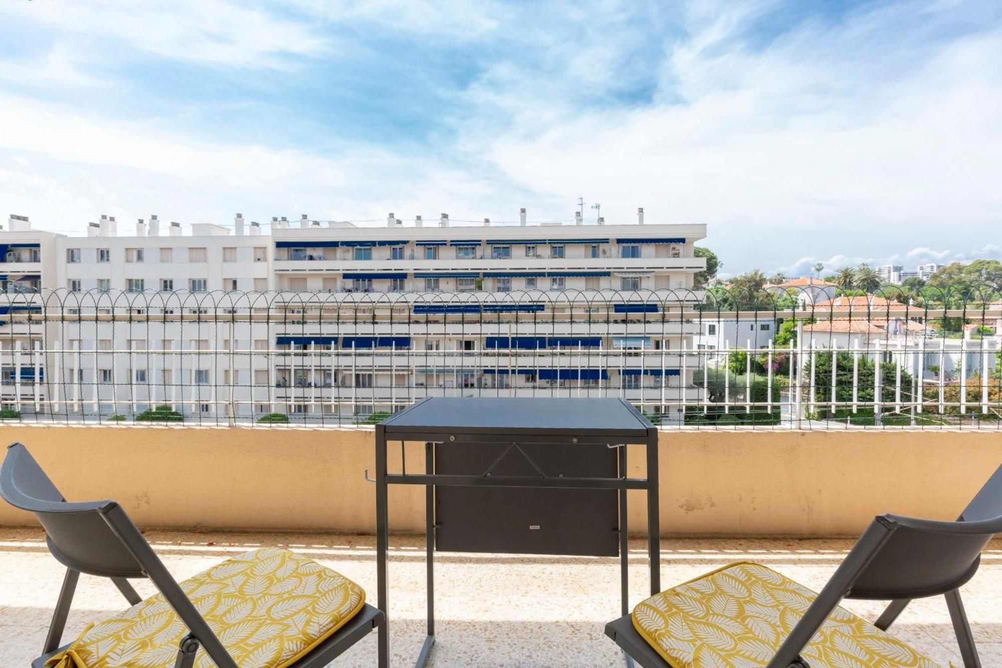 Center Of Spacious 2 Bedroom Flat With Terrace And Air Conditioning Antibes